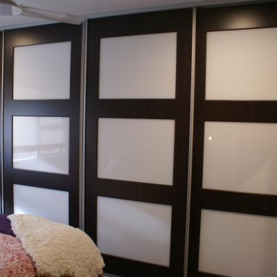 Homestead With Double Midrail Rout With Inset Super White Glass Robe1